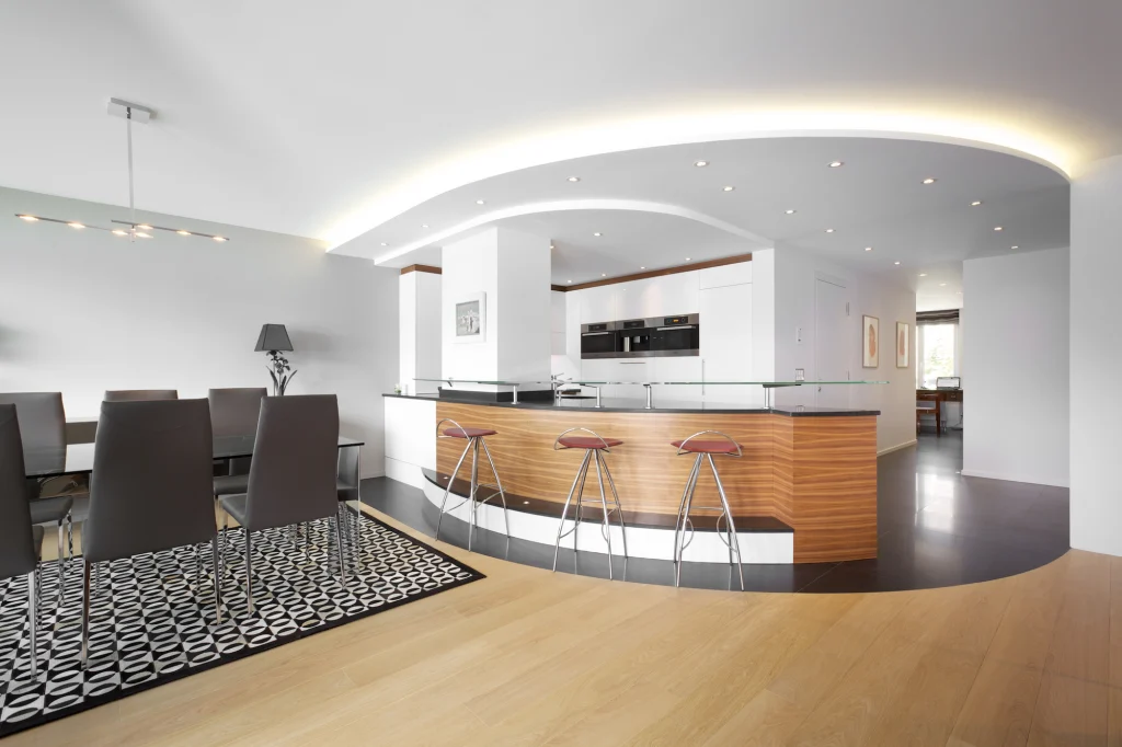 Cuisine sur mesure avec lignes arrondies et design moderne dans un appartement en Suisse