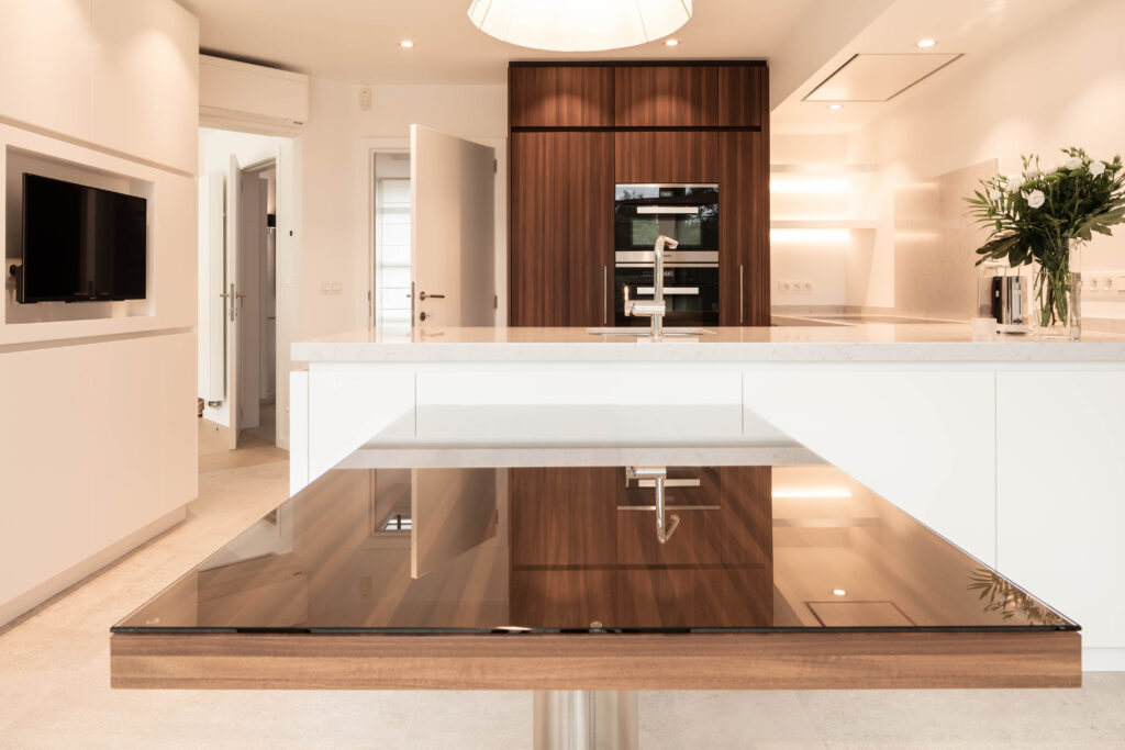 Cuisine complète rénovée avec mobilier sur mesure et agencement fonctionnel
