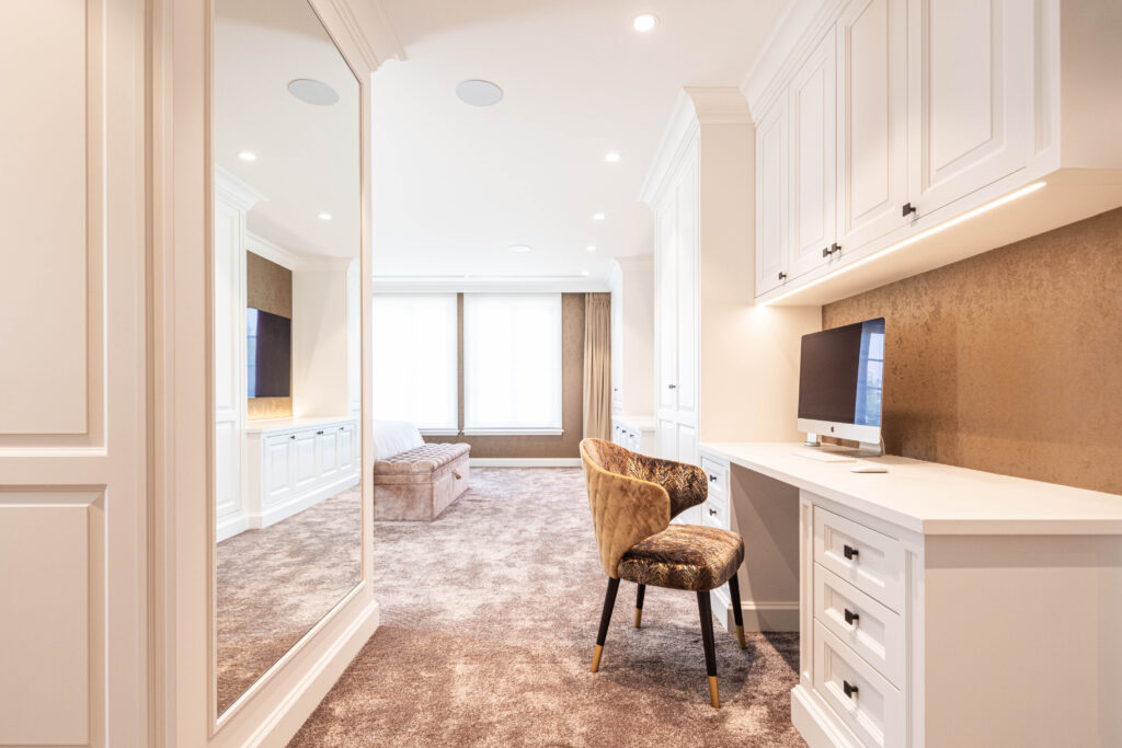 Rénovation chambre sur mesure avec bureau, miroir, menuiserie sur mesure et boxspring sur mesure