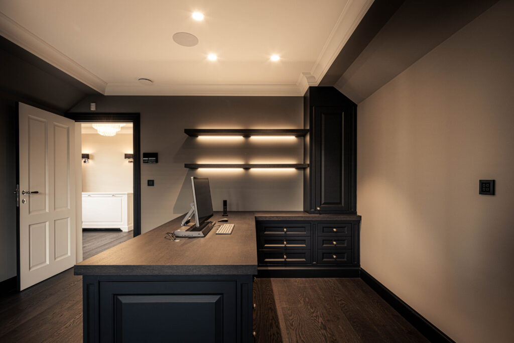 Architecte d'intérieur et entreprise de rénovation pour la rénovation d'un bureau sur mesure avec moulures plafond