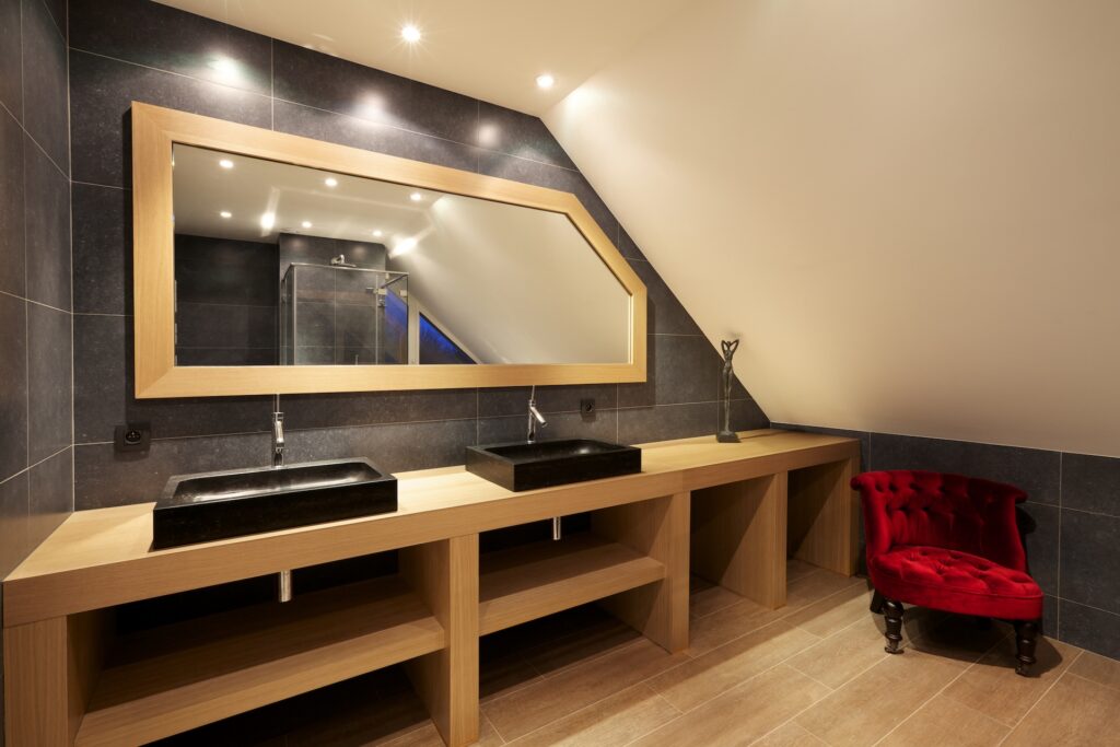 Salle de bain rénovée à Ophain avec sol imitation parquet et meuble sur mesure