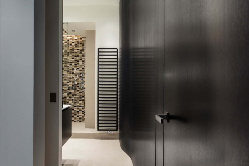 Meubles courbés sur mesure salle de bain design avec lignes arrondies et finition bois élégante