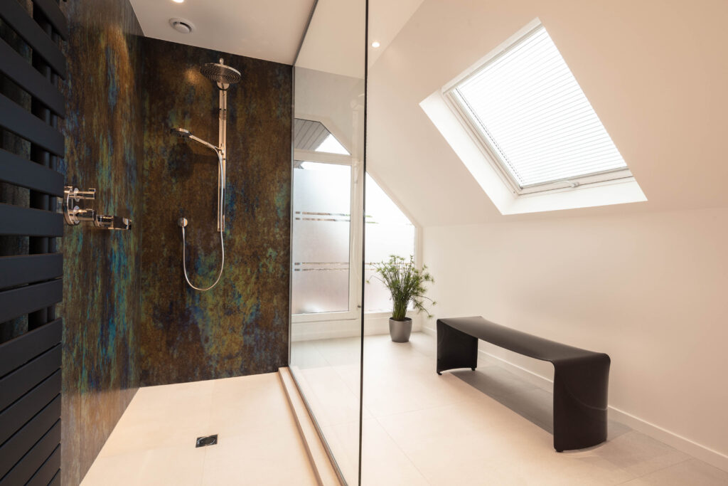 Rénovation salle de bain avec douche à l’italienne avec carrelage grand format et design moderne
