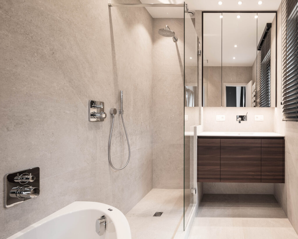Petite salle de bain rénovée avec douche à l’italienne et mobilier sur mesure près de Bruxelles