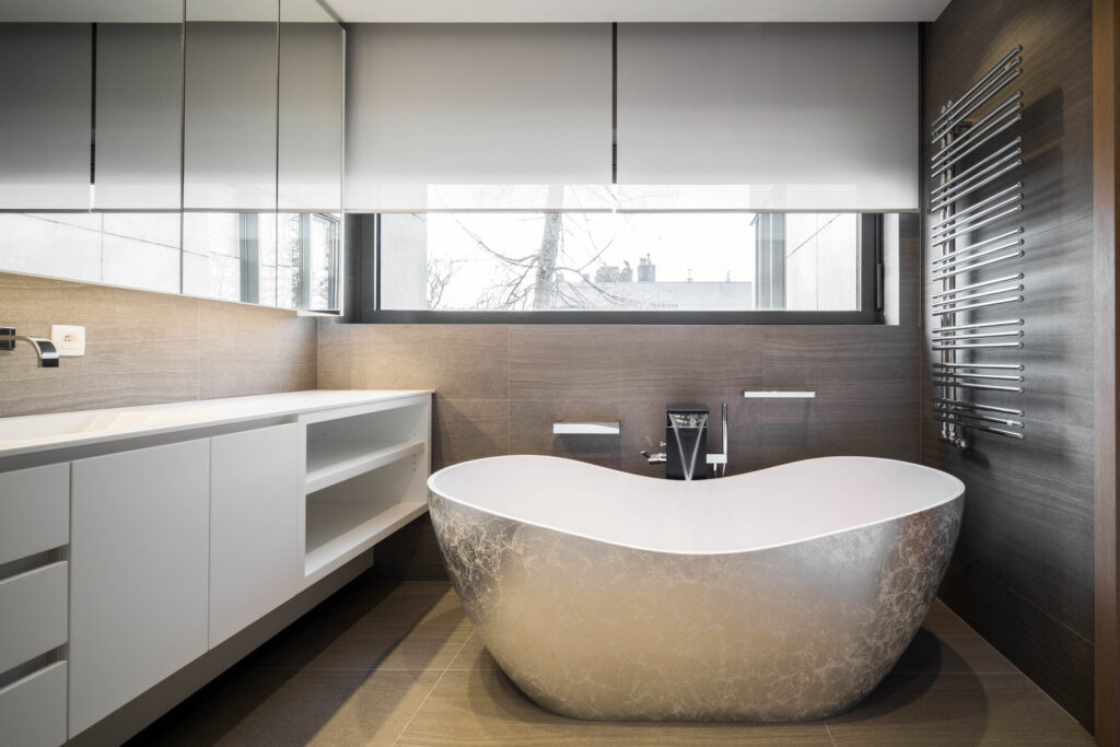 Salle de bain rénovée dans un appartement à Uccle avec baignoire îlot et mobilier sur mesure réalisée par RENOV MANAGEMENT.
