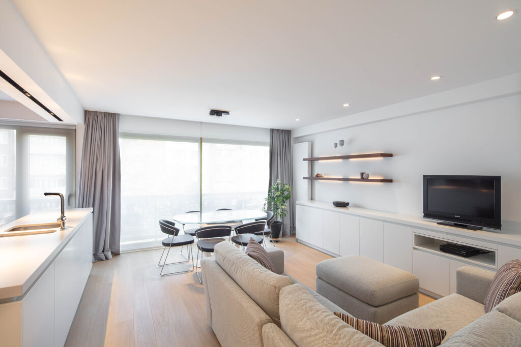 Salon rénové avec espace ouvert et aménagement moderne dans un appartement à Woluwé-Saint-Lambert