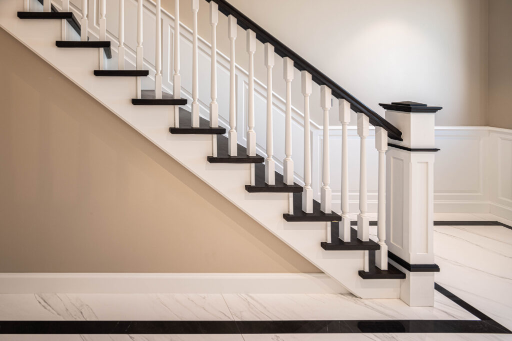 Rénovation escalier sur mesure dans hall d'entrée avec lambris bas des murs