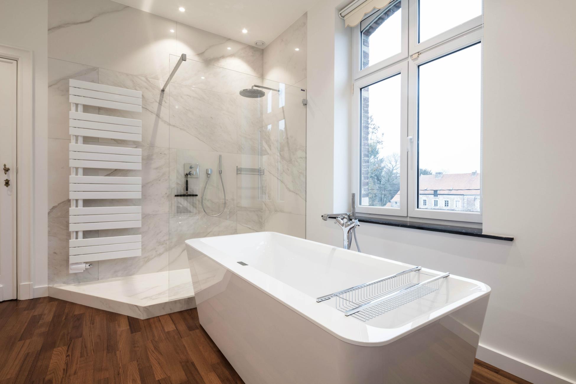 SALLE DE BAIN AVEC PARQUET