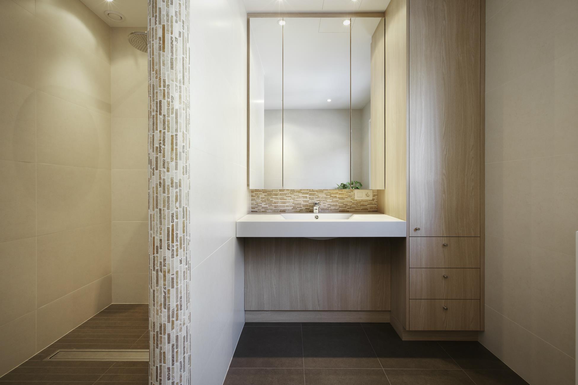 SALLE DE BAIN ADAPTEE PERSONNE A MOBILITE REDUITE